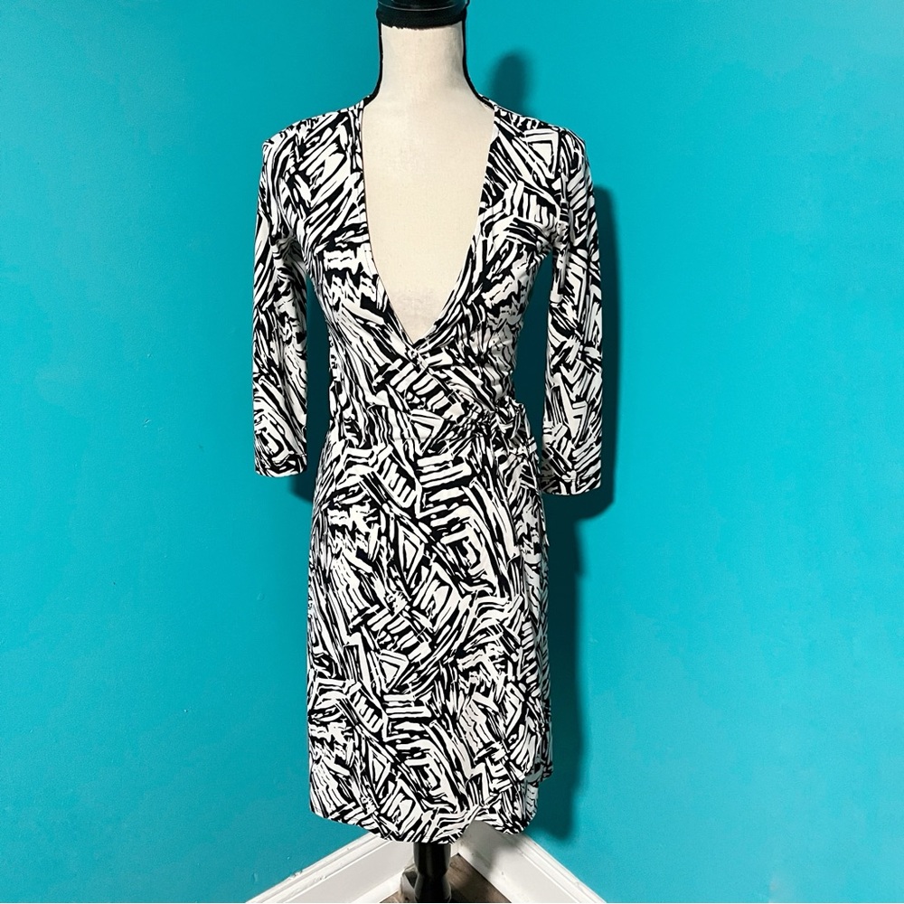 BCBGMaxAzria XS Black White Printed 3/4 Sleeve Wrap Dress